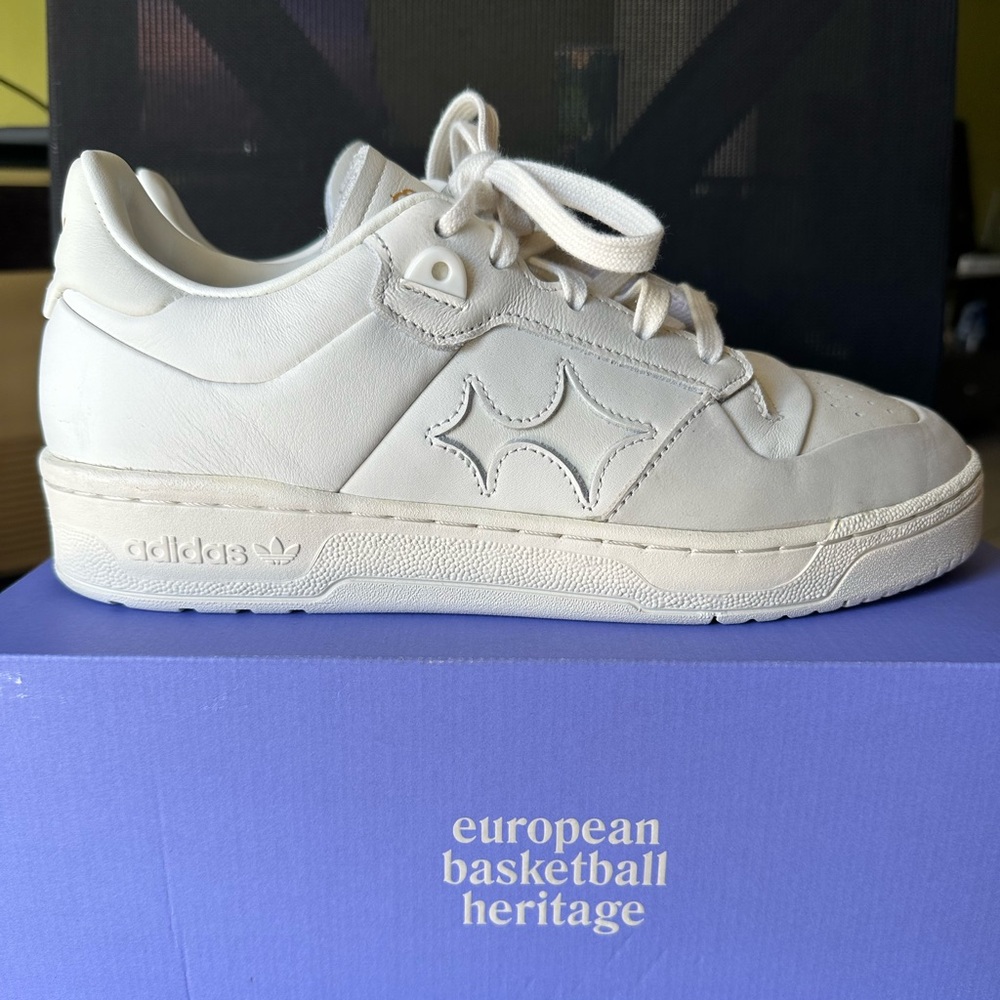 Adidas Real Madrid Basketball 
RIVALRY 86 LOW BSTN RM UV2
Mens 8.5
